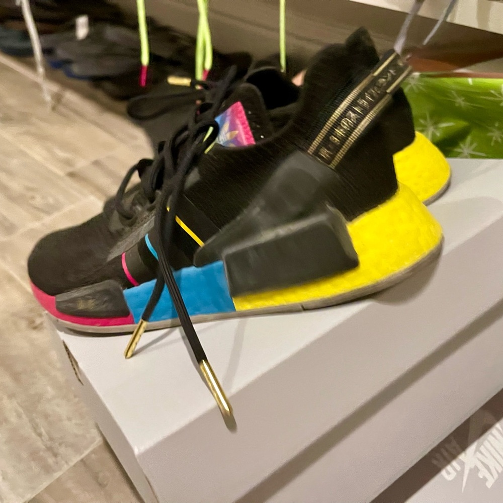 Adidas Kids 5, Men’s 5, Women’s 6.5